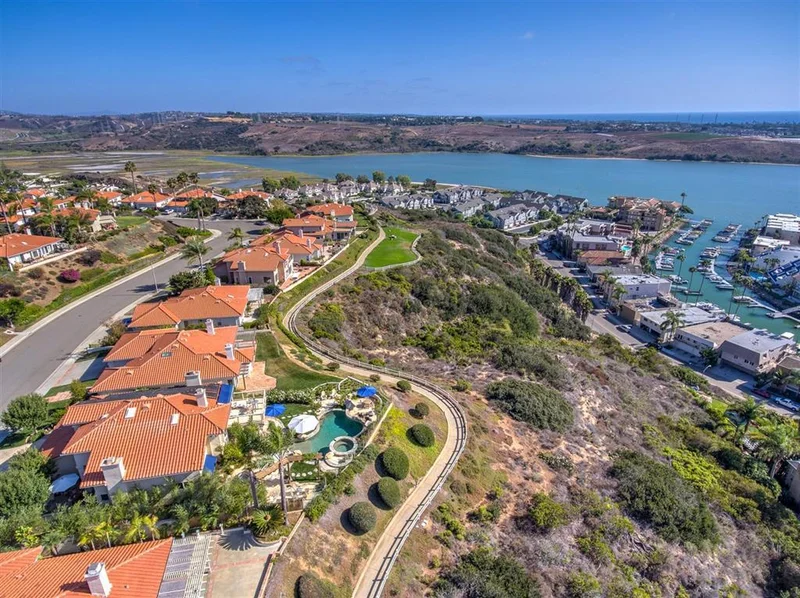 4525 Sunnyhill Dr., Carlsbad, CA 92008