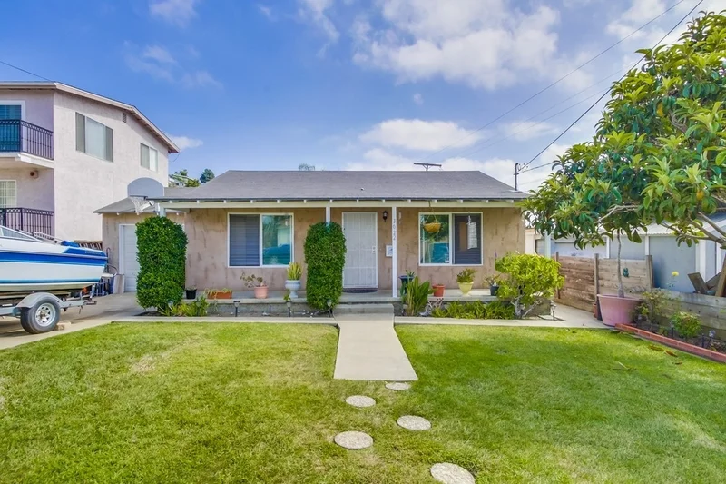 3022 Russell St., San Diego, CA 92106