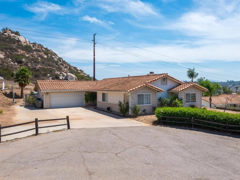 10381 Mountain View Ln, Lakeside, CA 92040