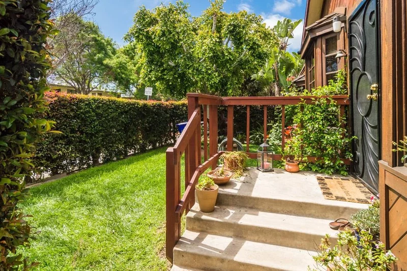 1048 Emerald St., San Diego, CA 92109