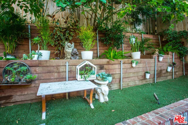 8867 Lookout Mountain, Los Angeles, CA 90046