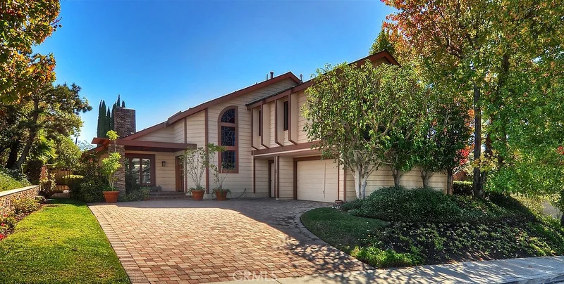 25922 La Cuesta, Laguna Hills, CA 92653