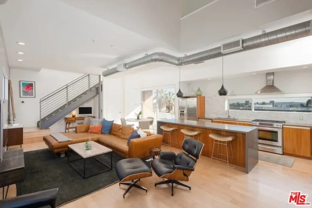 1137 Hacienda #105, West Hollywood, CA 90069