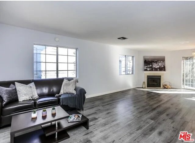 102 Manhattan #107, Los Angeles, CA 90004