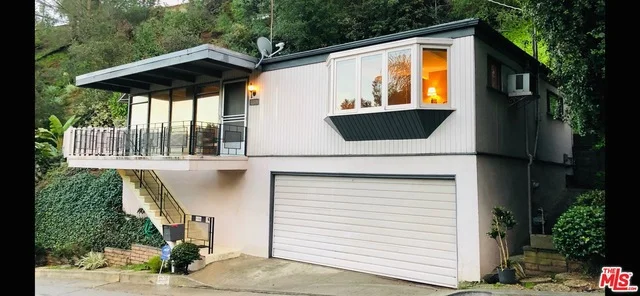 8950 Hollywood Hills, Los Angeles, CA 90046