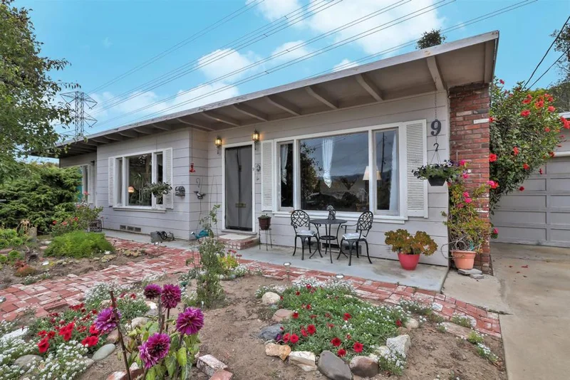 9 Robertson, Del Rey Oaks, CA 93940