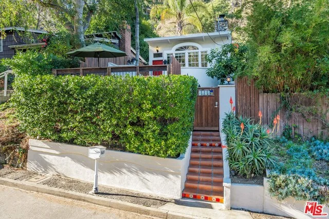 8689 Lookout Mountain, Los Angeles, CA 90046