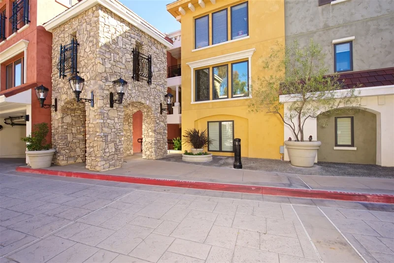1040 Genter #101, La Jolla, CA 92037