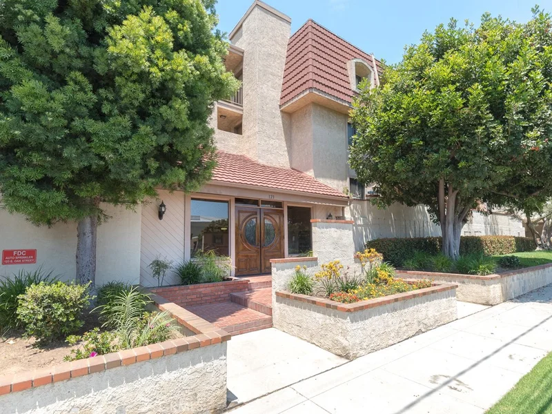 123 Oak #303, El Segundo, CA 90245