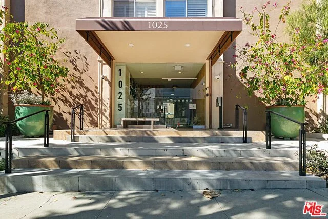 1025 Kings #202, West Hollywood, CA 90069