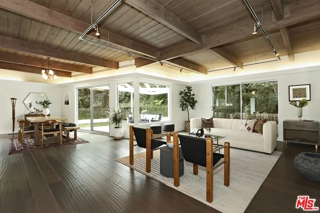 10400 Quito, Los Angeles, CA 90077