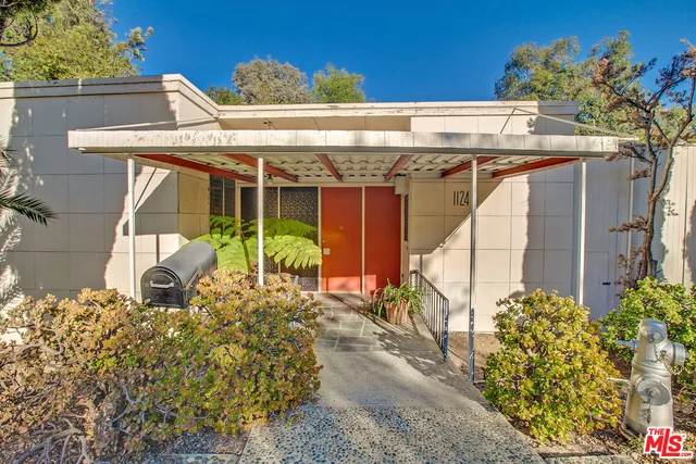 1124 Summit Drive, Beverly Hills, CA 90210