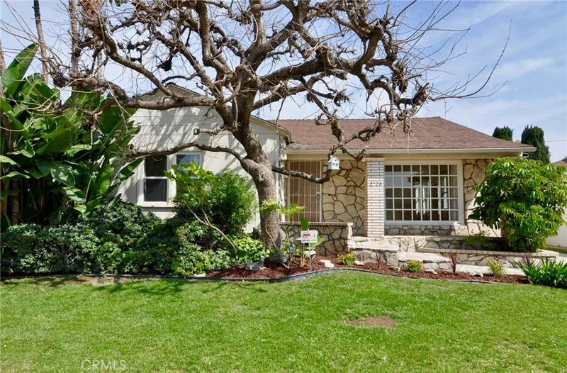 2723 Centralia, Lakewood, CA 90712