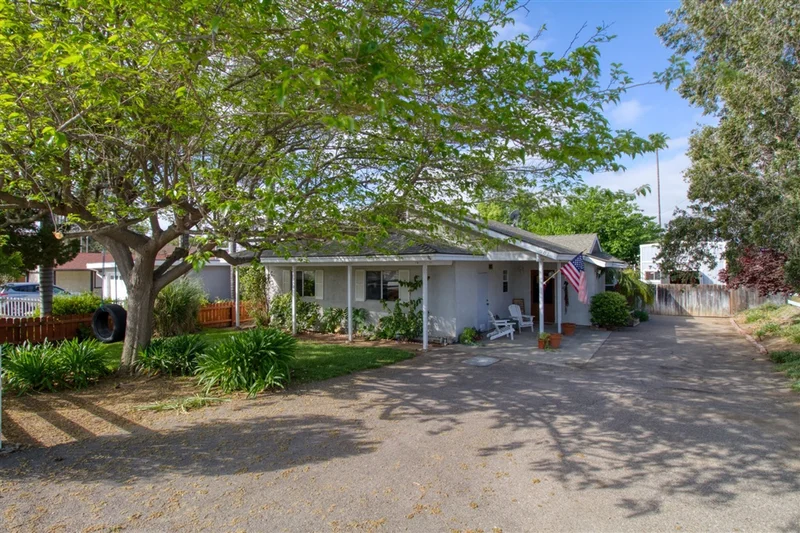 902 E St, Ramona, CA 92065