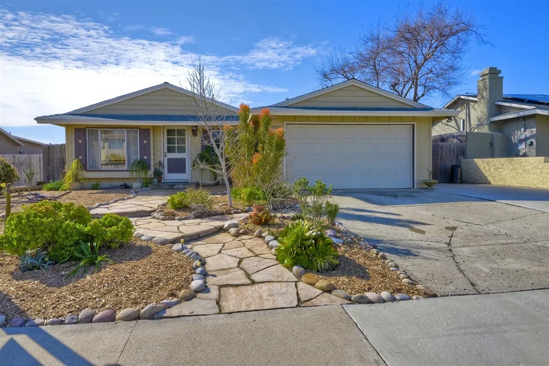 10023 Three Oaks Way, Santee, CA 92071