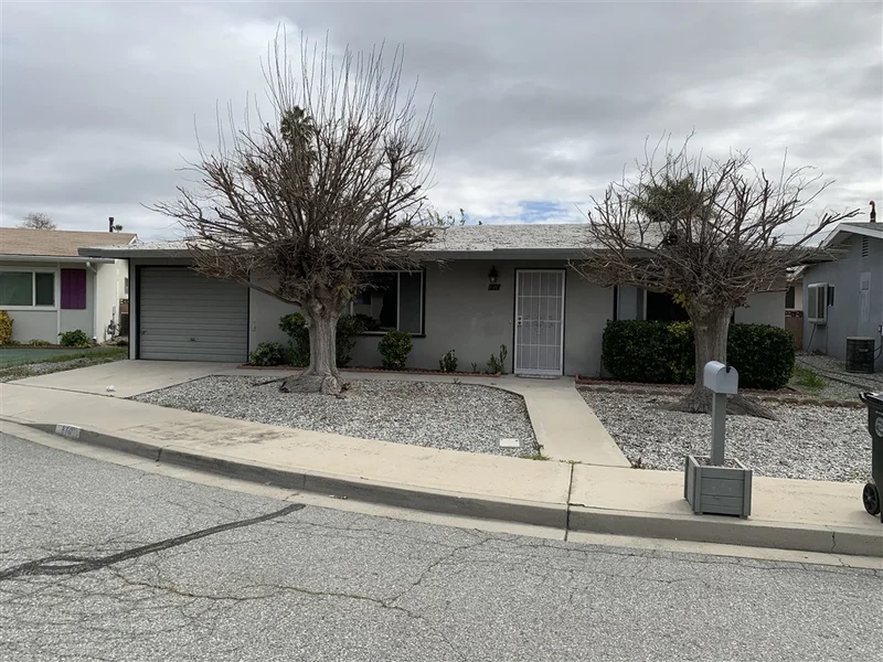 870 S Alessandro St, Hemet, CA 92543