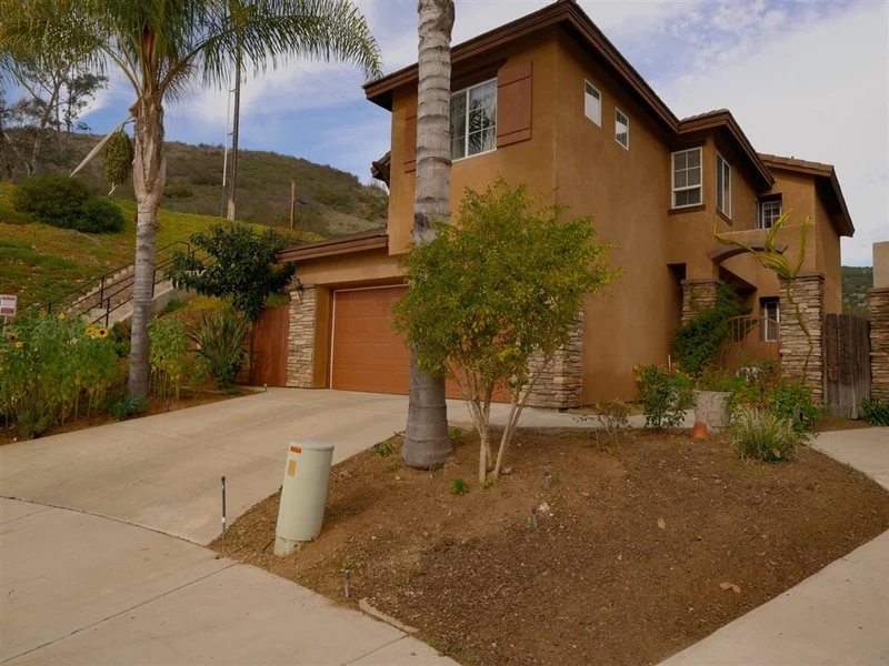 8990 Courtyard View Dr, Escondido, CA 92026