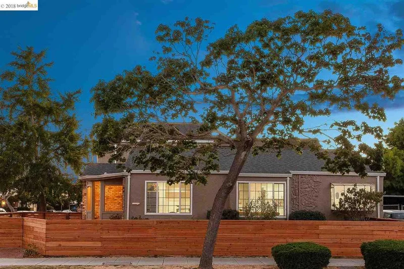2738 Sacramento St, Berkeley, CA 94702