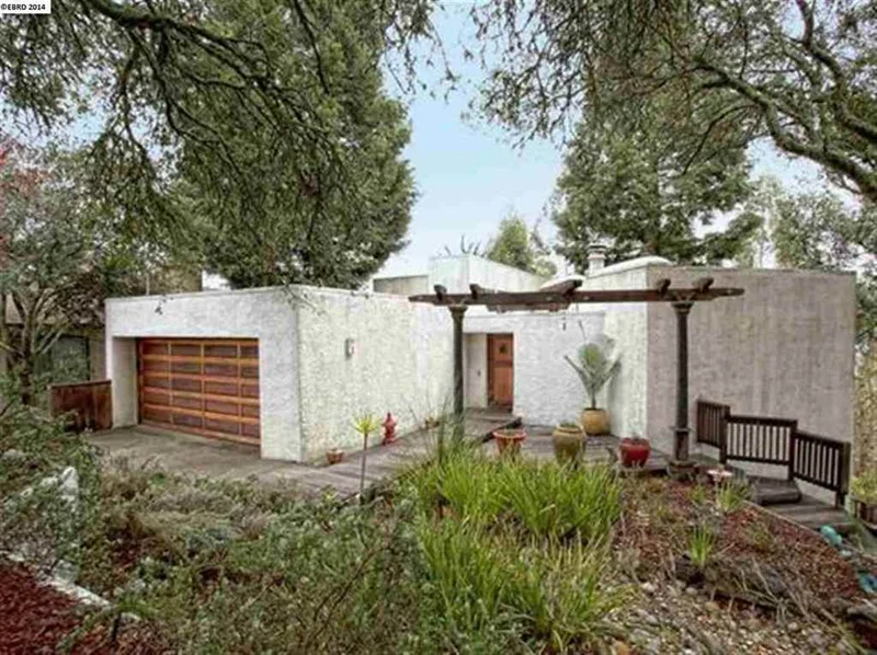 2265 Manzanita Dr, Oakland, CA 94611-1135