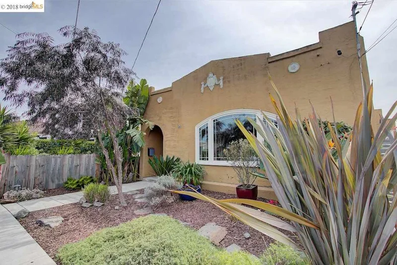 2558 Fern St, Oakland, CA 94601