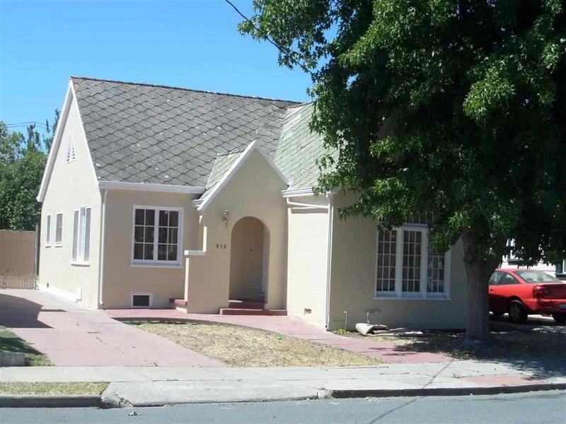 878 12th St, Pittsburg, CA 94565-2711