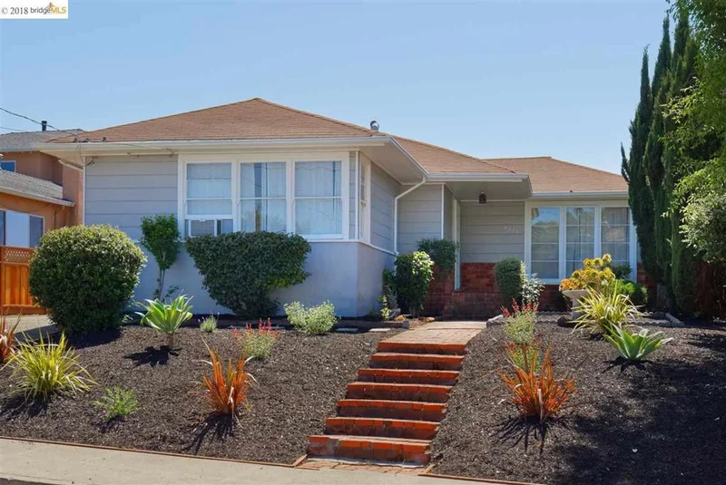 8725 Seneca St, Oakland, CA 94605