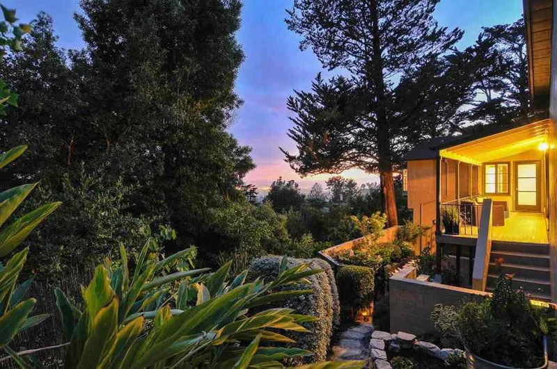 5600 Castle Dr, Oakland, CA 94611-2728