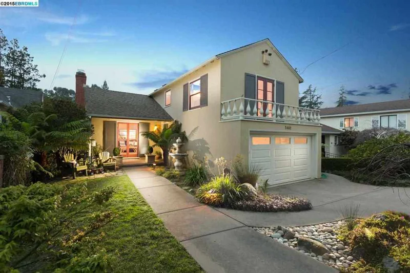 5461 Harbord Dr, Oakland, CA 94618