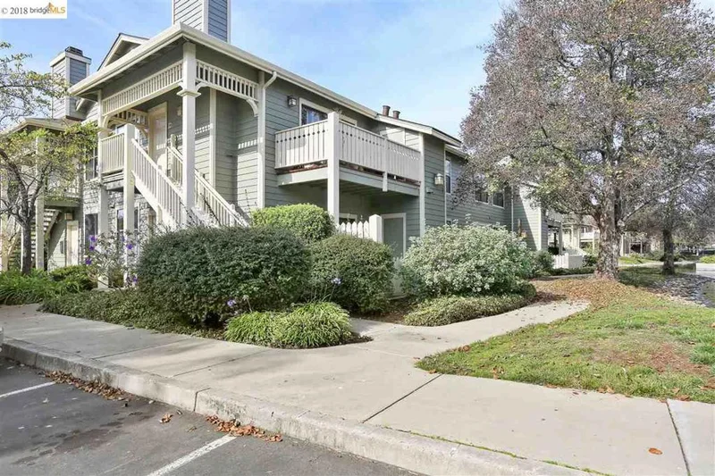 231 Lakeshore Ct, Richmond, CA 94804-7425