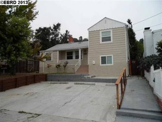9022 Thermal St, Oakland, CA 94605-4322