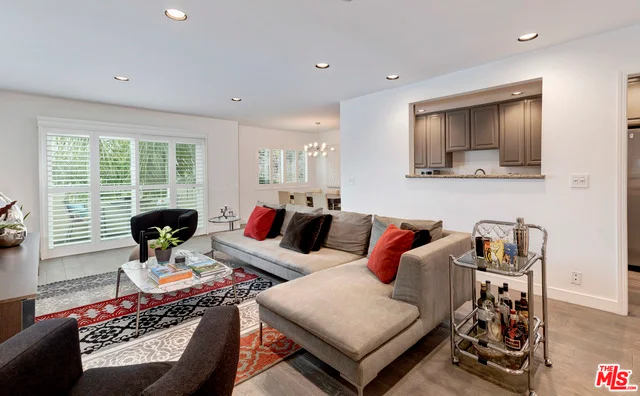 1250 N Kings Road 413, West Hollywood, CA 90069