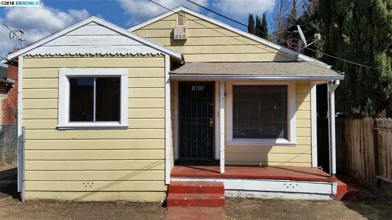 8700 Hillside St, Oakland, CA 94605