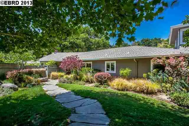 5575 Fernhoff Rd, Oakland, CA 94619-3165