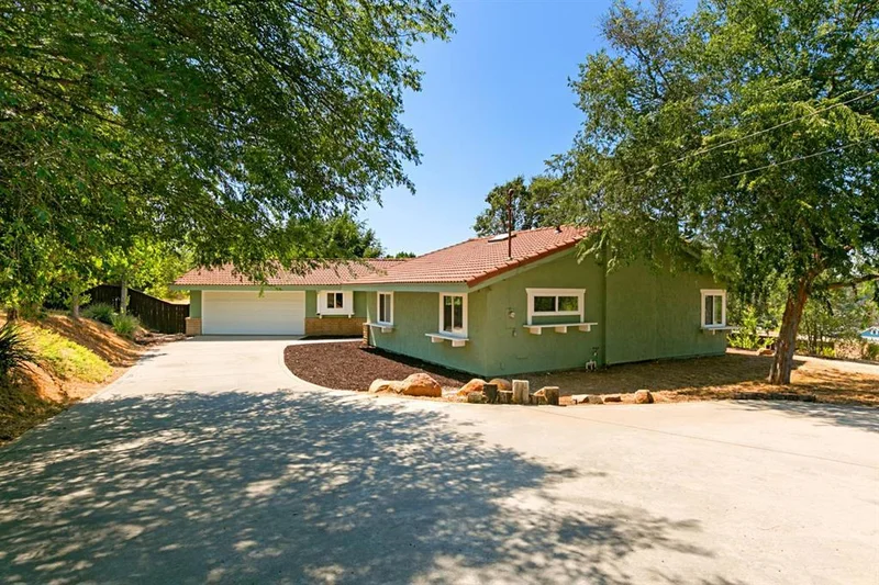 2246 Winterwarm Dr, Fallbrook, CA 92028