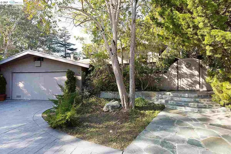 1 Fernhoff Ct, Oakland, CA 94619