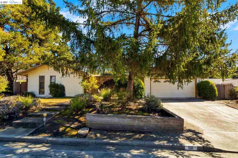101 Hodges Dr, Moraga, CA 94556