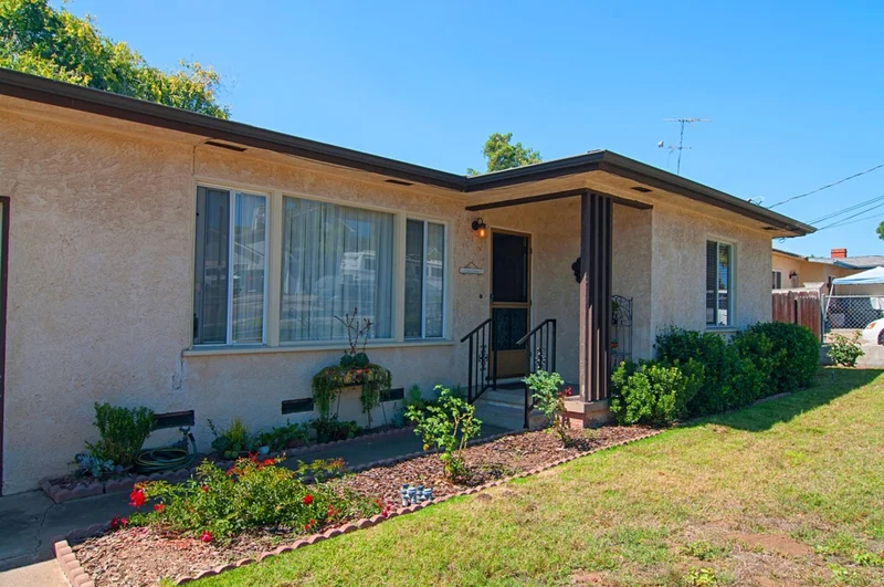 1044 Olive Avenue, Vista, CA 92083