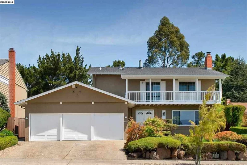 7782 Hansom Dr, Oakland, CA 94605-3807