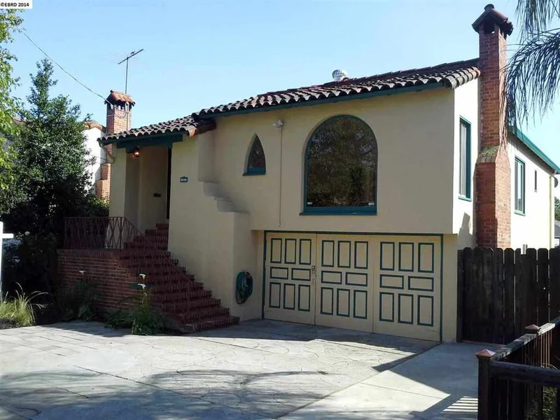 3023 Hyde St, Oakland, CA 94601-1918