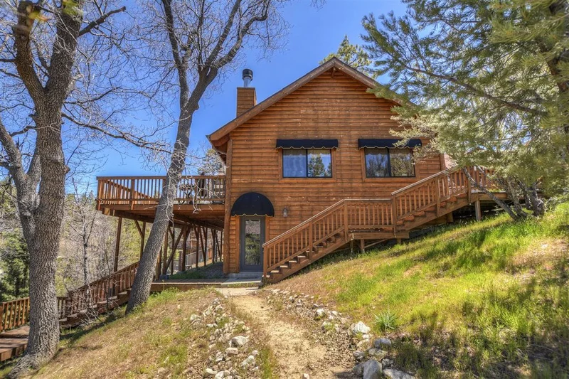 1127 Crags Ln, Fawnskin, CA 92333