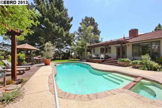5560 Bacon Rd, Oakland, CA 94619-3164