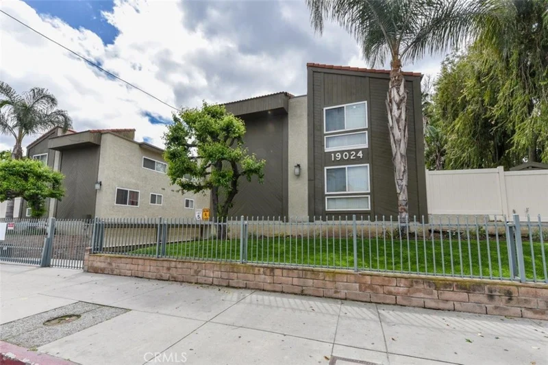 19024 Sherman #204, Reseda, CA 91335