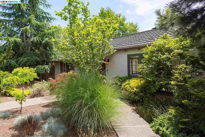 101 Mandalay Rd, Oakland, CA 94618