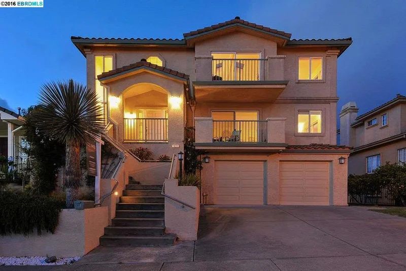 5070 Cochrane Ave, Oakland, CA 94618