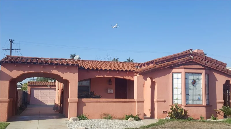 8851 Gramercy, Los Angeles, CA 90047