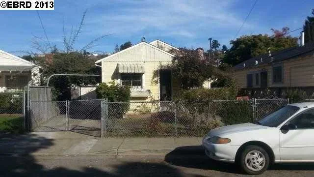 8636 Hillside St, Oakland, CA 94605-3936