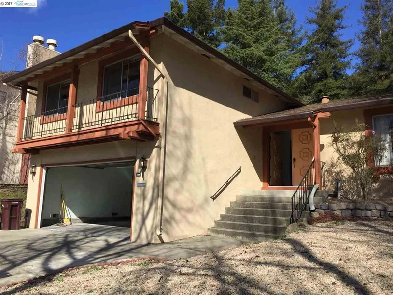 7960 Surrey Ln, Oakland, CA 94605