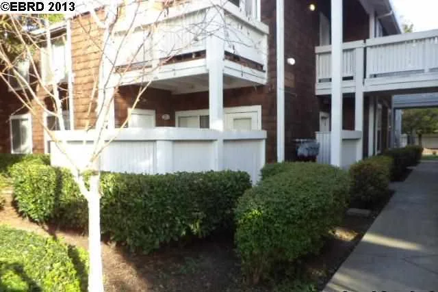 105 Marina Lakes Dr, Richmond, CA 94804-7451