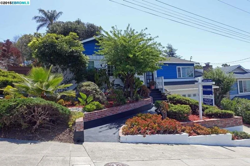 2998 El Monte, Oakland, CA 94605