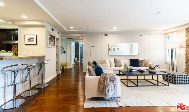 5525 Olympic #102, Los Angeles, CA 90036